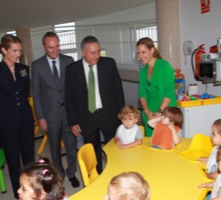 Doña Elena junto a varios alumnos del centro, acompañada por las autoridades asistentes a la inauguración